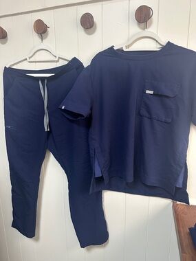 FIGS Technical Collection Top in Navy